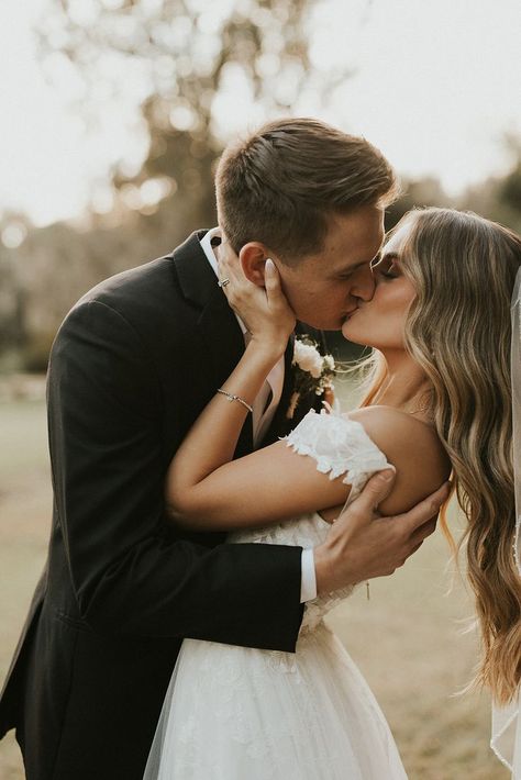 Wedding Shot List, Wedding Portrait Poses, Bride Groom Photos, Golf Course Wedding, Wedding Picture Poses, Wedding Kiss, Wedding Photography Styles, Bride And Groom Pictures, New Smyrna Beach