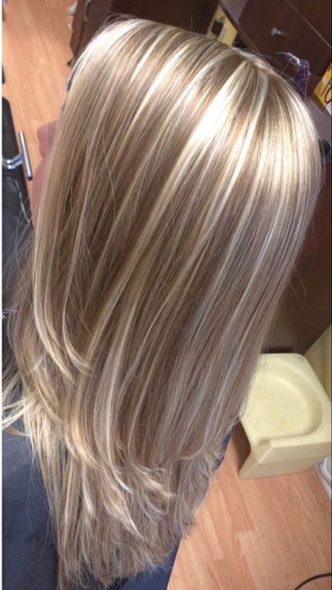 Ashy Blonde Hair With Highlights, A Lot Of Blonde Highlights, Chunky Highlights On Blonde Hair, Skunk Hair Blonde, Light Blonde Highlights On Brown Hair, Blonde With Lowlights And Highlights, Y2k Blonde Hair, Blonde Hair With Highlights And Lowlights, Highlights With Layers