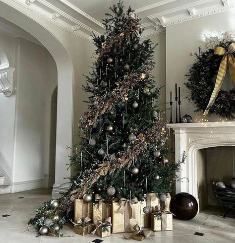 Aesthetic Christmas Tree, Unique Tree Toppers, Christmas Tree Decor Ideas, Tree Decor Ideas, Luxury Christmas Tree, Creative Christmas Trees, Real Christmas Tree, Second Account, Unique Christmas Trees