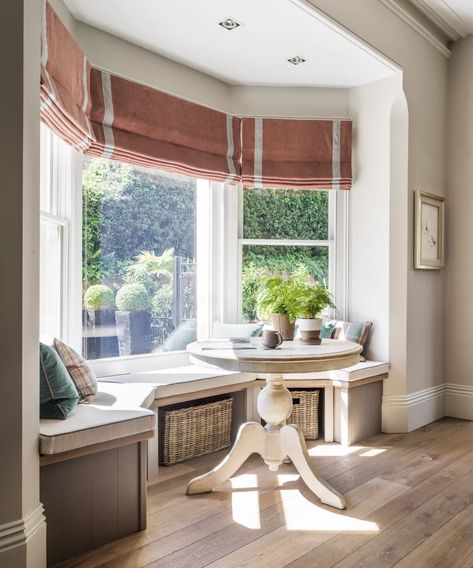 Bay Window Seat Dining Room, Small Bay Window Dining Table, Bay Window Dinning Room Table, Dining Bay Window, Kitchen With Bay Window Layout, Kitchen Nook Ideas Bay Windows, Square Bay Window Ideas, Bay Window Dining Area, Kitchen Bay Window Ideas