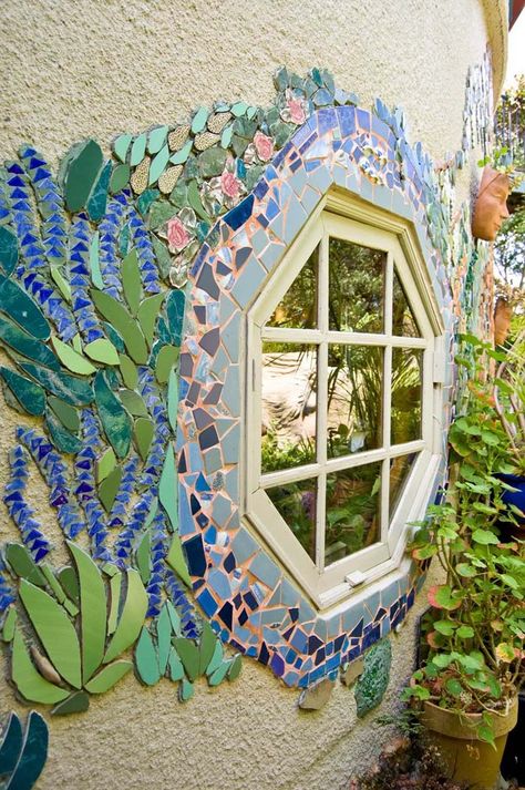 Pretty DIY Outdoor Mosaic Window Frame #diy #garden #mosaic #backyard #decorhomeideas زجاج ملون, Mosaic Madness, Mosaic Stained, Mosaic Decor, Earthship, Mosaic Garden, Mosaic Projects, Mosaic Diy, Plants And Flowers