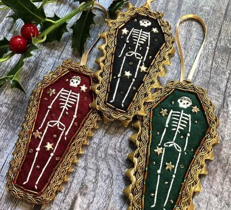 Creative Christmas Ornaments Diy, Witchmas Decorations, Gothic Christmas Stocking, Spooky Christmas Decorations Diy, Halloween Themed Christmas, Christmas And Halloween, Halloween And Christmas, Halloween On Christmas, Macabre Crafts