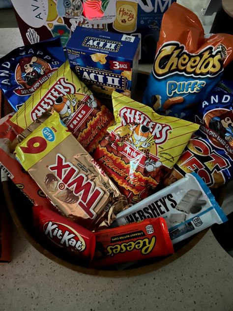 Snack Basket Ideas For Boyfriend, Snack Basket Aesthetic, Movie Date Night At Home Snacks, Snacks And Candy, Snacks To Share With Friends, Snacks Basket Gift, Snacks Aesthetic Night, Snack Basket For Boyfriend, Cute Snack Basket