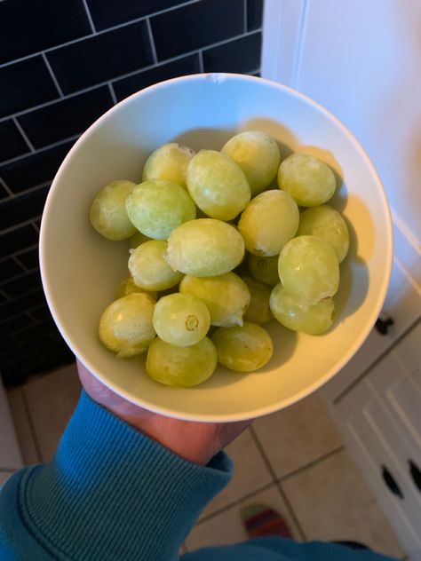 Frozen Grapes Aesthetic, Yummy Healthy Food, Snacks To Try, Messy Aesthetic, Frozen Grapes, Healthy Lunch Snacks, Healthy Food Dishes, Food Babe, Food Therapy