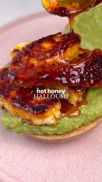 Hot Honey Halloumi, Halloumi Bagel, Honey Halloumi, Halloumi Recipes, Ez Recipes, Toasted Bagel, Grilled Halloumi, Chilli Oil, 2024 Recipes