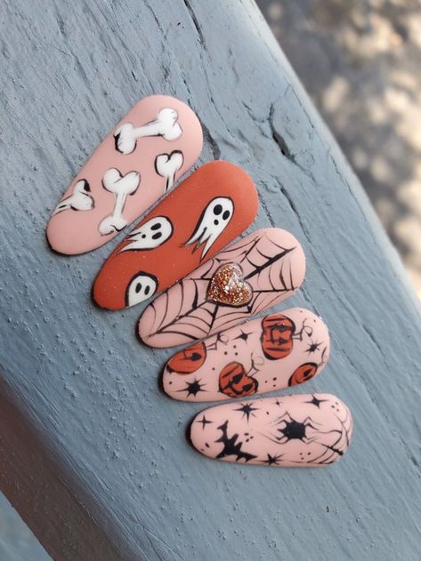 Ghoulishly Gorgeous: These nails are so fabulous, even ghosts will be envious. Choose from spiderwebs, haunted houses, or pumpkin patches—because spooky is the new chic. 👻💅 Zombie Nails, Scary Nails, Vampire Nails, Halloween Chic, Black Halloween Nails, Hot Nail Designs, Holloween Nails, Witch Nails, Cute Halloween Nails