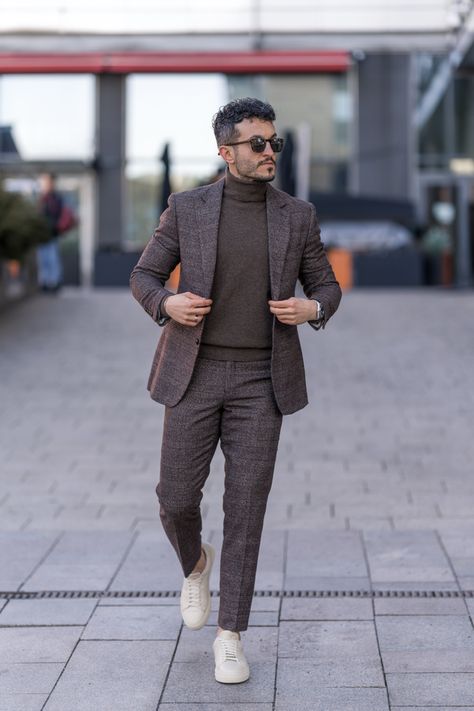 Turtle Neck With Blazer Men, Turtle Neck Suit Men, Mock Neck Outfit, Suits And Sneakers, Turtle Neck Men, Brown Suit, Man Suit, Fashion Capsule Wardrobe, Fashion Shirts