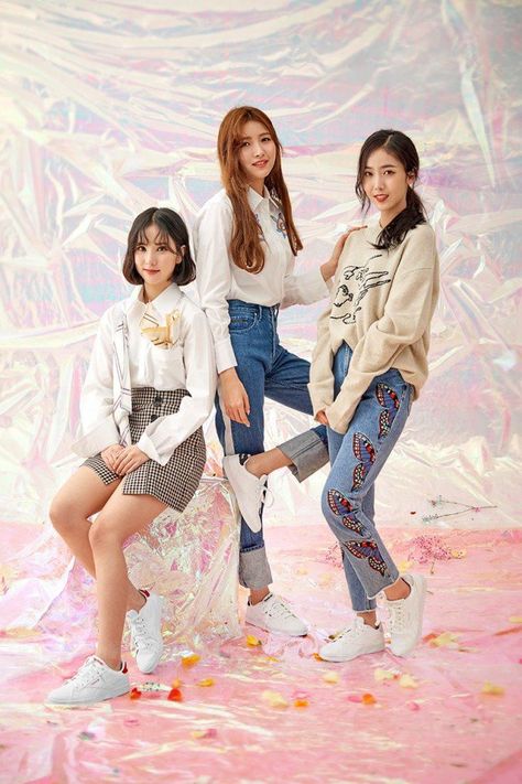 Group Pose, Dazed Korea, Gfriend Sowon, Group Poses, Hyun A, G Friend, Friend Poses, Reebok Classic, Girl Bands