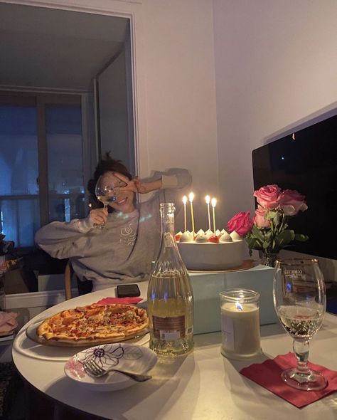 ʚ♡ɞ on Twitter: "i just want a cute lil apartment where i can invite my friends, cook yummy food for them and spend the evening watching films and drinking wine surrounded by plants and candles… https://t.co/eV7XsfbRbs" Birthday Planning, Think Food, Bday Girl, A Pizza, Teenage Dream, Birthday Photoshoot, 18th Birthday, Wine Drinks, Pretty Food