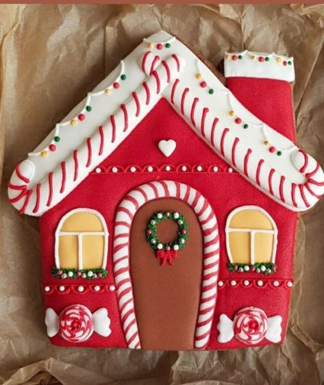 Gingerbread Christmas Cookies Decorated, Christmas House Cookies Decorated, Gingerbread House Cookies Decorated, House Cookies Decorated, Christmas House Cookies, Royal Icing Gingerbread House, Gingerbread House Ideas, Christmas Sugar Cookies Decorated, Gingerbread Cookies Decorated