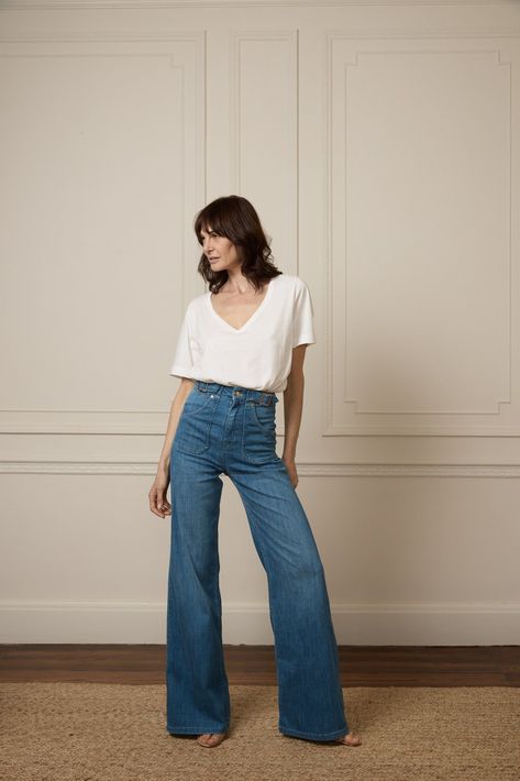 Chic With Jeans, Classy Outfit Inspo Women, Wide Leg Jeans With Tshirt, Tops With High Waisted Jeans, Wide Leg High Waist Jeans Outfit, High Waist Flare Jeans Outfit, Spring Jeans Outfit, Soft Classic Style, Christmas Outfit Inspiration