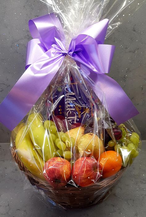 Fruit & Chocolate Basket Drink Basket Gift Ideas, Fruit Gift Basket Ideas, Fruit Basket Ideas Gift, Drink Basket, Nut Gift Basket, Fruit Flower Basket, Fruit And Chocolate, Fruit Chocolate, Chocolate Basket