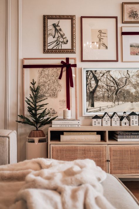 Ideas For Small Apartments, Easy Christmas Decor Ideas, Easy Christmas Decor, Cozy Christmas Decor, Christmas Decor Inspiration, Christmas Interiors, Christmas Time Is Here, Christmas Inspo, Christmas Vibes