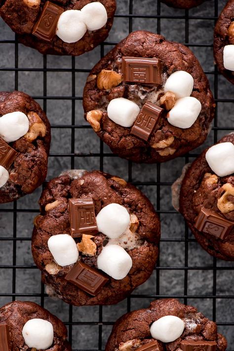 Rocky Road Cookies on cooling rack. Chocolate cookies loaded with marshmallows, chocolate chunks, and walnuts. Cookies Flavors, Rocky Road Cookies, Rocky Road Chocolate, Cookie Bakery, Baking Chocolate, Cookie Business, Ny Style, Gourmet Cookies, Baking Business