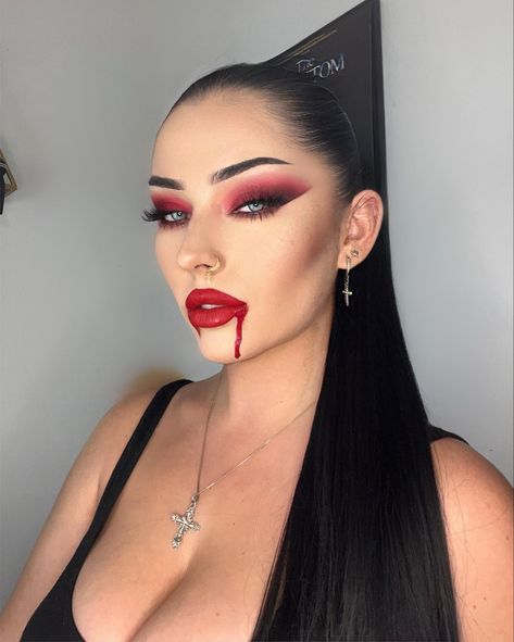 Halloween Celebrity Costumes Ideas, Vampire Contour Makeup, Vampire Makeup And Hair, Vampire Smokey Eye Makeup, Halloween Makeup Pink Hair, Women’s Vampire Makeup, Vampire Princess Makeup, Vampire Witch Makeup, Undead Halloween Makeup