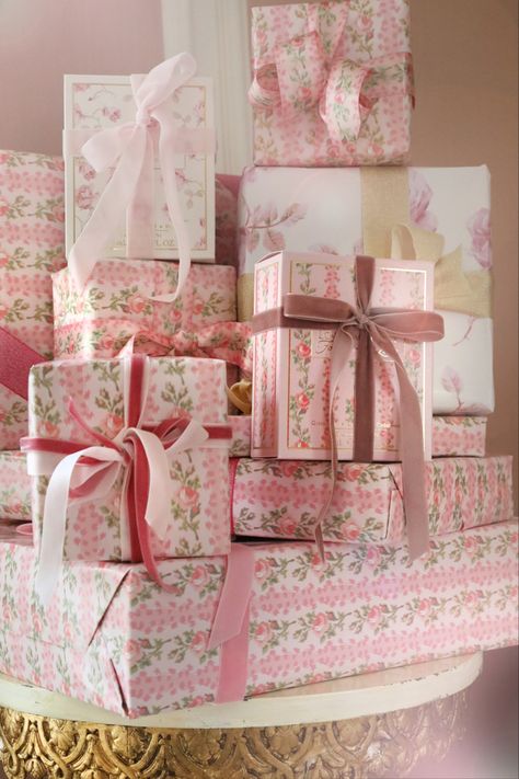 Girly Wrapping Ideas, Birthday Presents Wrapped, Loveshack Fancy Christmas, Pink Wrapped Gifts, Pink Wrapping Paper Christmas, How To Wrap Blankets As Gifts, Love Shack Fancy Christmas, Cute Christmas Gift Wrapping Ideas, Gift Bags Aesthetic