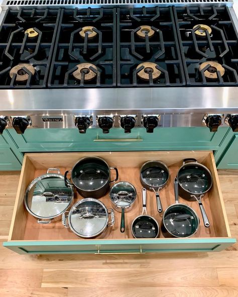 7 Kitchen Organizing Hacks Only Chefs Know Pans Storage Ideas, Organize Pot Lids, Kitchen Organizing Hacks, Storing Pots And Pans, Kids Cupboard, Organizing Kitchen, Organize Kitchen, Pan Storage, Fridge Shelves