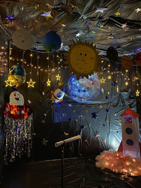 Space Room Decoration, Rocket Decorations Space Theme, Outer Space Party Decorations Diy, Outer Space Decoration, Diy Ufo Decoration, Classroom Space Theme Decor, Space Classroom Theme Decor, Space Set Design, Stellar Vbs Decorations