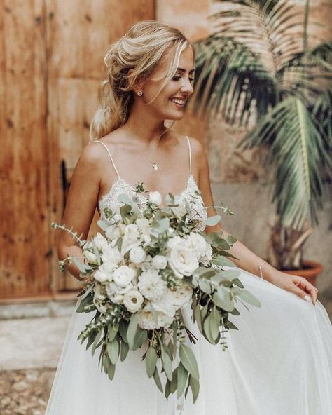 Beautiful, lush green and ivory wedding bouquet! #weddingflower Simple Bridal Flowers, Earthy Glam Wedding, Spiral Eucalyptus, Sage Wedding Colors, Sage Green Wedding Colors, Eucalyptus Wedding Bouquet, White Rose Wedding Bouquet, Ivory Bouquet Wedding, Greenery Wedding Bouquet