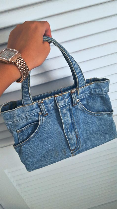 Denim Diy Bag, Jean Upcycle Ideas, Upcycle Clothes Jeans, Bag Jeans Outfit, Denim Purse Diy, Denim Diy Projects, Diy Jean Purse, Diy Denim Purse, Recycled Denim Projects