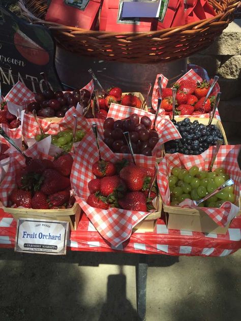 Fresh berries at a Farmers Market birthday party! See more party ideas at CatchMyParty.com! Picnic Farm Party, Picknick Birthday Ideas Kids, Picnic Party Theme Ideas, Farmers Birthday Party, Farmer's Market Birthday Party, Farm To Table Birthday Party, Desserts For Outside Parties, Farm Fresh Birthday Party, Farm Picnic Ideas