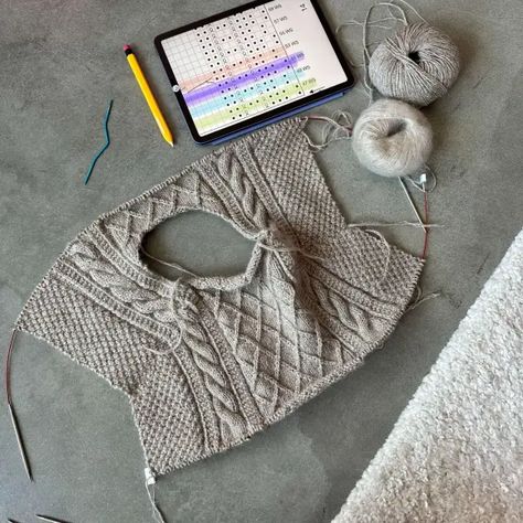 Moby Sweater | Knitting Experience - MuffinChanel Petite Knit, Cable Knitting Patterns, Cable Knitting, Knitting Blogs, Sweater Knitting, Cable Sweater, Sweater Knitting Patterns, Knitting Ideas, Sweater Pattern