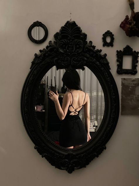 Goth Dark Aesthetic, Dark Feminine Aesthetic Photoshoot, Dark Pics Aesthetic, Dark Women Aesthetic, Faceless Mirror Selfie, Kendall Jenner Video, Craft Work For Kids, Valentine Photo Shoot, Face Mirror