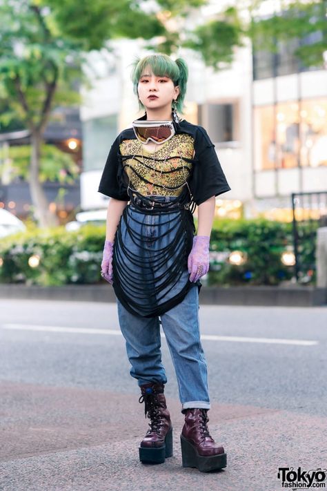 Japanese Street Fashion Grunge, Black And Red Lips, Harajuku Fashion Men, Fashion Study, Harajuku Street Style, Chola Style, Estilo Harajuku, Japan Fashion Street, Harajuku Street