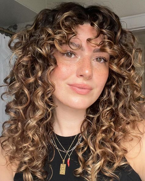 Summer Highlights Curly Hair, Curly Hair Bangs Glasses, Curly Hair Shag Haircut, Money Piece Curly Hair, Curly Hair Color Ideas, Curly Hair Color, Spring Hair Color Trends, Curly Cuts, Dyed Curly Hair