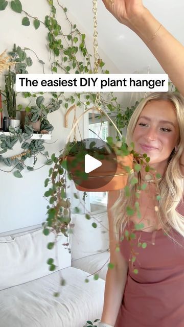 Plants In The Window Ideas, Diy Hanging Plants Indoor, Diy Wall Plant Holder, Hanging Plants Window, Hanging Plants Indoor Ideas, Ways To Hang Plants Indoors, Diy Plant Holder, Window Plant Hanger, Diy Plant Hanger Easy