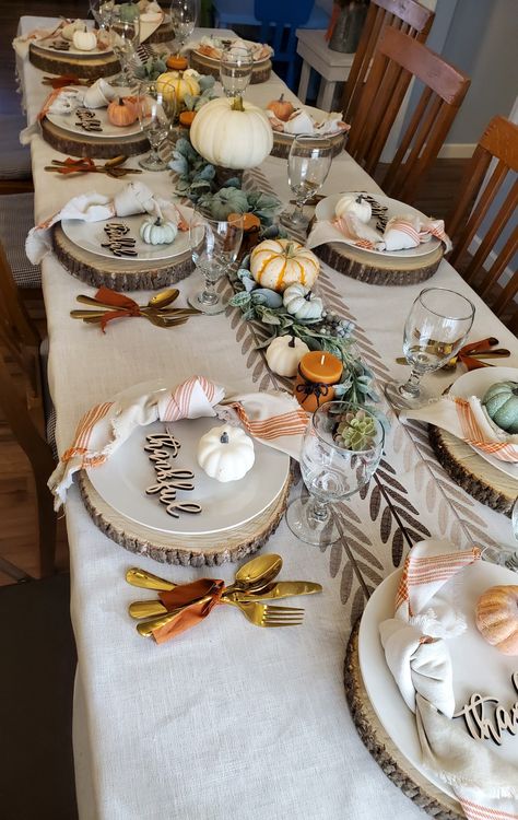 Thanks Giving Dinner Table Setting, Simple Fall Dinner Table Decor, Thanksgiving Table Settings Farmhouse, Outdoor Thanksgiving Table Settings, Fall Decor Table Setting, Thanks Giving Table Setup, Backdrop For Thanksgiving, Thanks Giving Plates, Thanksgiving Dinner Table Set Up