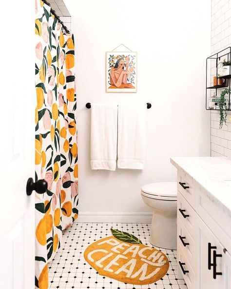 Apartment Therapy on Instagram: “@thekwendyhome has a shower curtain with peaches on it, so we had to have a shower curtain with peaches on it. No seriously, I am @eglube,…” Dorm Bathroom, Bilik Air, Bathroom Decor Ideas Themes, College House, College Apartment Decor, Bad Inspiration, Bathroom Decor Apartment, Casa Vintage, Boho Bathroom