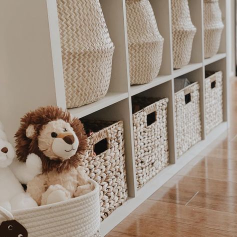 Toy Organization Living Room, Toy Room Storage, Creative Toy Storage, Living Room Toy Storage, Baby Toy Storage, Snug Room, Living Room Playroom, Organisation Ideas, Storage Furniture Living Room