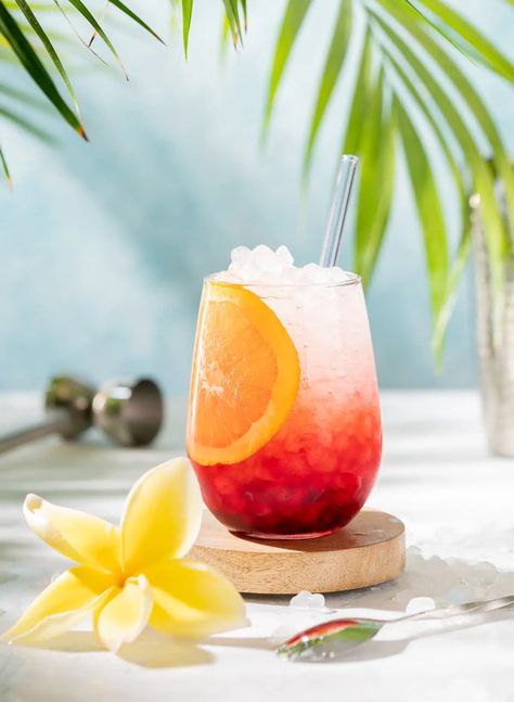 Tropical Hibiscus Spritz Cocktail - Pineapple and Coconut Hibiscus Recipe, Beverage Photography Ideas, Hibiscus Cocktail, Cocktail Original, Cocktail Gin, Pineapple And Coconut, Spritz Cocktail, Tropical Food, Cocktail Photography