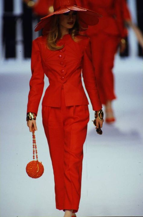 Supermodel Outfits, 90s 2000s Fashion, Karen Mulder, Valentino Runway, Runway Fashion Couture, Vintage Runway, Valentino Couture, High Fashion Editorial, Power Dressing