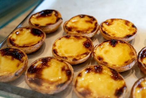 Fridge Tarts Recipes, Portugese Custard Tarts, Portuguese Custard Tart Recipe, Portuguese Breakfast, Portuguese Custard Tarts, Egg Tart Recipe, Portuguese Tarts, Portuguese Dessert Recipes, Custard Tarts Recipe