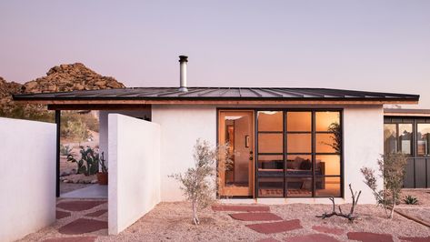 This Home in California’s High Desert Is How DIY Should Be Done  @almosthomefl #CA #DIY #oasis #modern #remodel #realestate #home Desert Kitchen Design, Desert Home Exterior, Coastal Ranch, Modern Desert Home, Joshua Tree House, 29 Palms, Arizona House, England Homes, Modern Desert