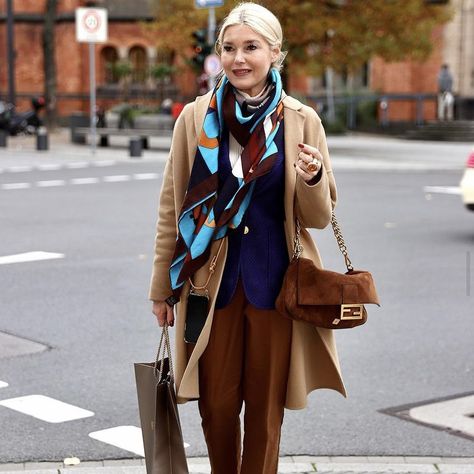 9 Ways to Wear an Hermes Scarf - Crossroads Hermes Scarf Outfit, Silk Scarf Outfit, Scarf Hermes, Scarf Outfit Winter, Wear A Scarf, Hermes Style, Silk Scarf Style, Coat Street Style, Scarf Jacket