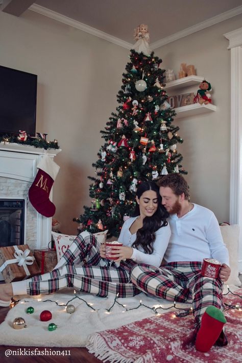 Family Christmas Onesies, Christmas Couple Photos, Christmas Couple Pictures, Joy Decorations, Christmas Family Photoshoot, Gift Guide For Men, Matching Family Christmas Pajamas, Family Christmas Pictures, Christmas Shoot