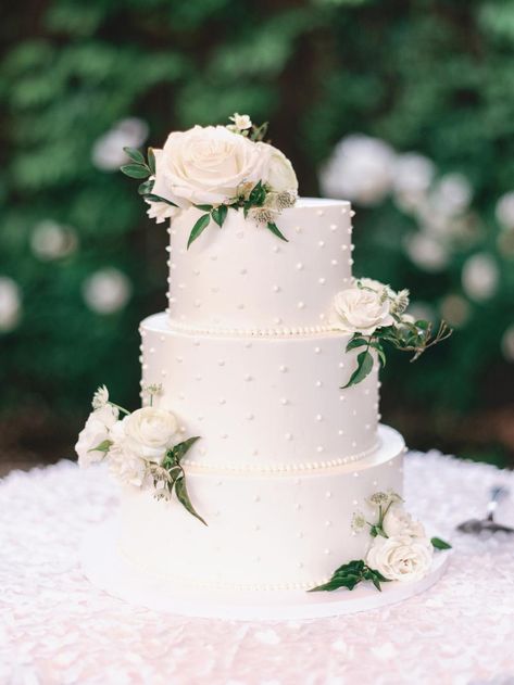 White Tiered Cake With Flowers, 3 Tier White Wedding Cake With Flowers, Wedding Cake For 100 People, Three Teir Wedding Cake, Flower Wedding Cake Ideas, 3 Teir Wedding Cake, Cake With Flowers On Top, Simple Wedding Cake Designs, Wedding Cake Elegant Classy