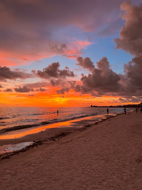 Sunset at Siesta Key beach, Florida. Beautiful colors emerge as it sets into the waves of the ocean. Pretty Beach Sunset, Beach Sunset Images, Sarasota Florida Beach, Florida Wallpaper, Sunset Beach Pictures, Siesta Key Florida, Sunset Pretty, Siesta Key Beach, Beach Sunset Wallpaper