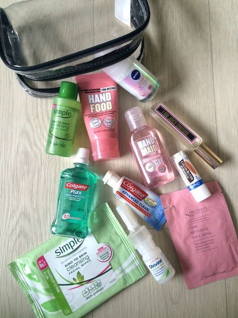 Travel Hacks Packing, Travel Bag Essentials, Essentials Aesthetic, Inside My Bag, Purse Essentials, Avon Products, Essentials List, Long Flights, Travel Essentials For Women