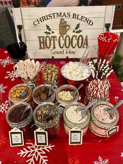 Hot Chocolate Table Ideas, Christmas Eve Decorations Party, Cool Christmas Party Ideas, Christmas Family Fun Night Ideas, Christmas Decor Ideas Food, Holiday Christmas Party Ideas, Cookies And Hot Cocoa Party, Holiday Party School Ideas, Basement Christmas Party