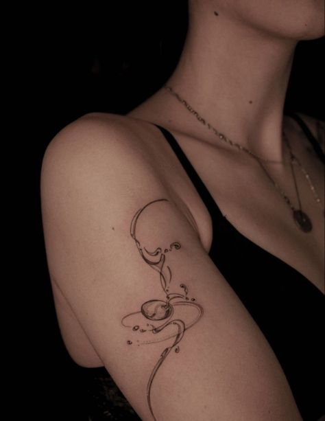 Water Women Tattoo, Shoulder Abstract Tattoo, Cute Coverup Tattoos For Women, Minimalist Upper Arm Tattoo, Back Of Arm Line Tattoo, Minimalist Tattoo Women Arm, Bubble Tattoo Design, Abstract Women Tattoo, Go With The Flow Tattoo Ideas