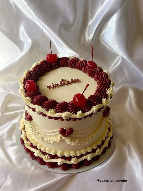 Round Vintage Cake, Birth Cakes, Cake With Cherry, Round Birthday Cakes, 19th Birthday Cakes, Rodjendanske Torte, Bolo Vintage, 17 Birthday Cake, 25th Birthday Cakes