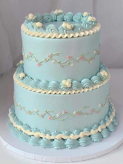 Decor Tort, Bolo Vintage, Blue Birthday Cakes, Tiered Cakes Birthday, Vintage Birthday Cakes, Sweet 16 Birthday Cake, Simple Cake Designs, Cake Decorating Piping, 18th Birthday Cake