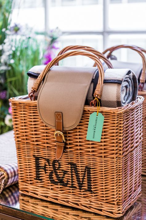 Rattan Picnic Basket, Picnic Bag Ideas, Picnic Gift Ideas, Picnic Basket Ideas, Luxury Picnic Basket, Hamper Gift Basket, Luxury Picnic, Summer Skies, Camping Box