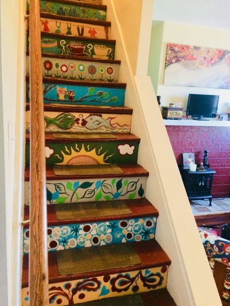 Vintage House Aesthetic Interior, Cabinet Art Painting, Hippy House Aesthetic, Artistic House Decor, Crazy Home Ideas, Colorful Beach Decor, Creative House Decor, Colorful House Ideas, Crazy House Decor