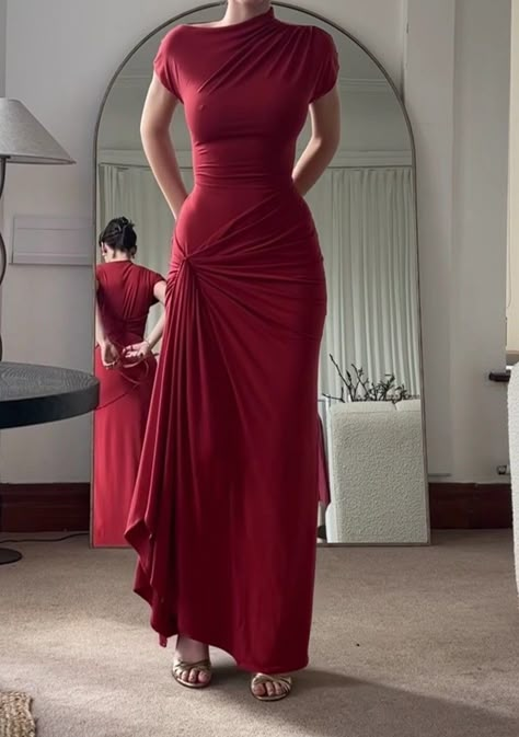 Red Dress And Gold Jewelry, Christmas Dinner Dress Classy, Red Wine Long Dress, Prom Dress For Rectangle Body Shape, Hotel Wedding Guest Outfit, Dress Outfits Fancy, Christmas Holiday Outfits Party, Sophisticated Dresses Classy, Winter Formal Dresses Modest