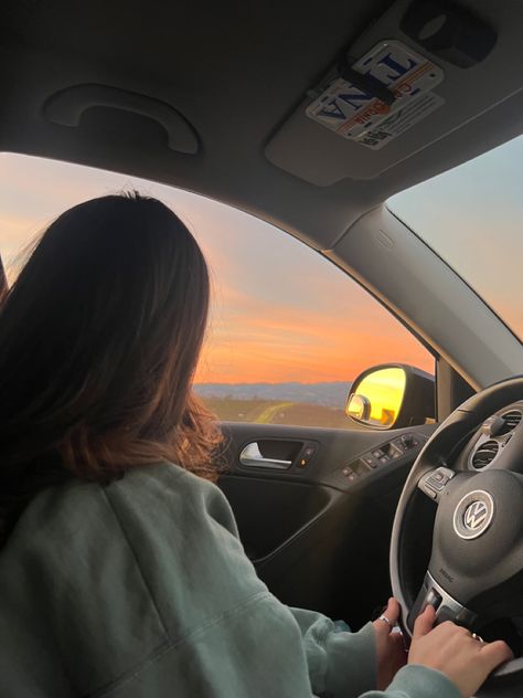 Riding A Car Aesthetic, Car Driver, Driving Girl Aesthetic, Drive Car Aesthetic, Vision Board Driving, Summer Drive, Vision Board Car, Girl Driving, Pics In Car